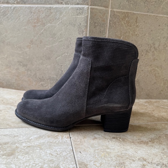 Aquatalia Taylor Texture Dark Gray Suede Ankle Boots - Picture 1 of 8